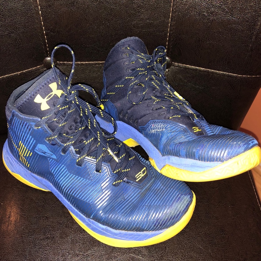 BOYS UNDER ARMOUR STEPH CURRY 2.5 SNEAKERS SIZE 6Y